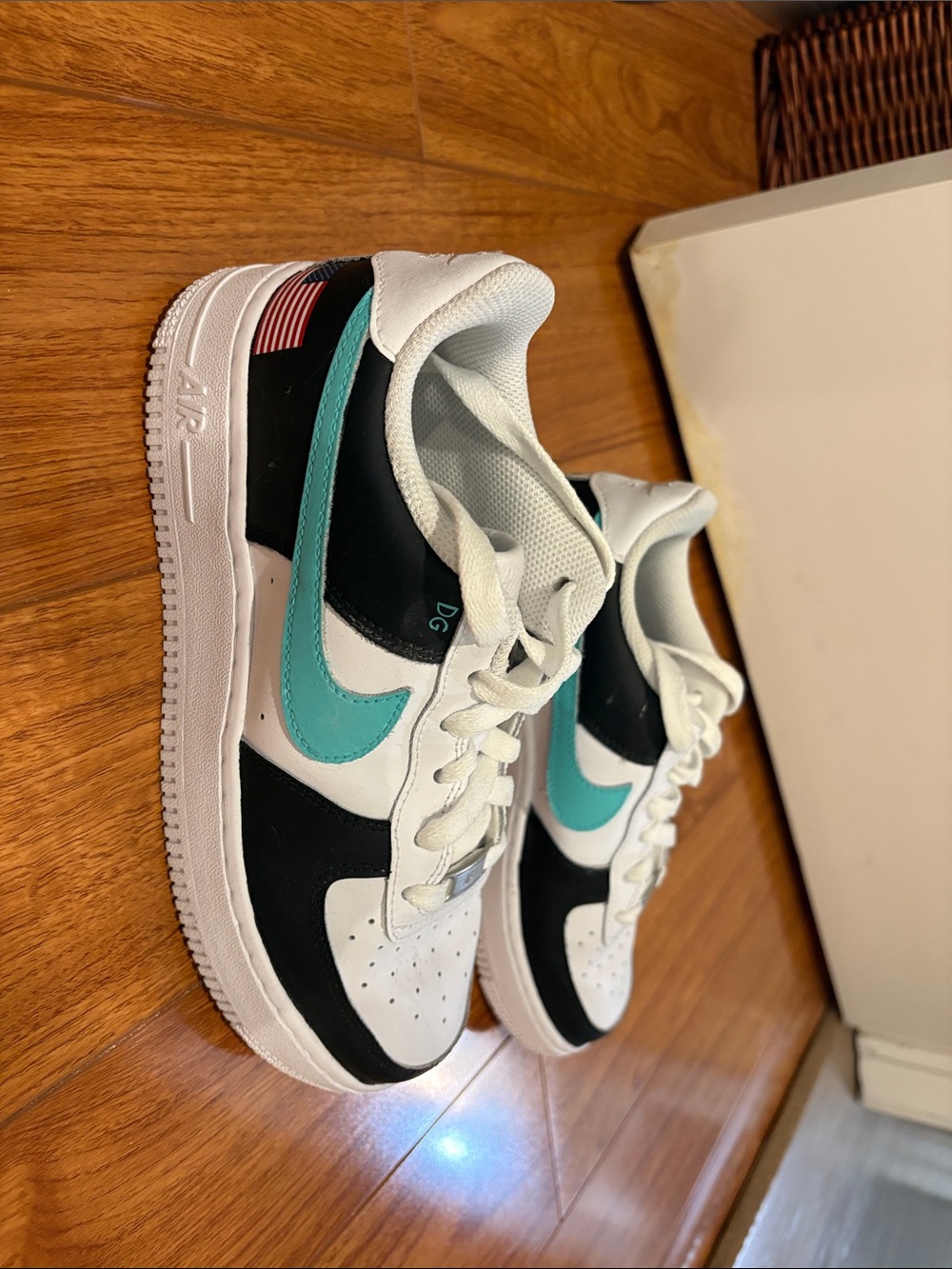 Nike Kids Low-Top Sneakers in White, Black & Teal